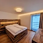 Aparthaus Pinia - *